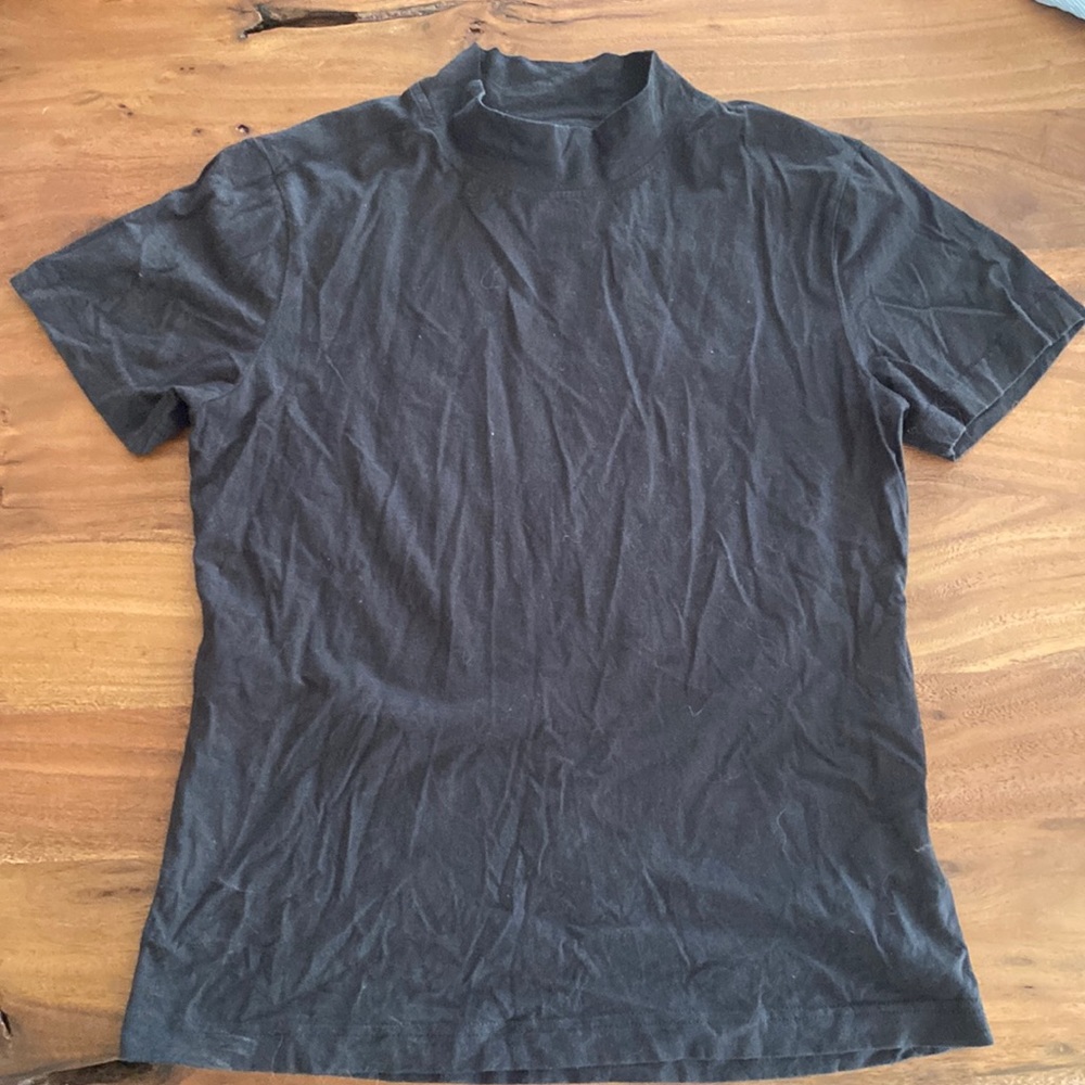 Black Roamer’s brand mock neck tee